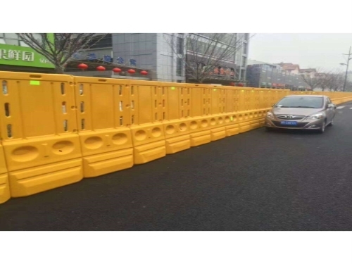 陈巴尔虎2米高水马围挡在道路交通设施中的交通属性